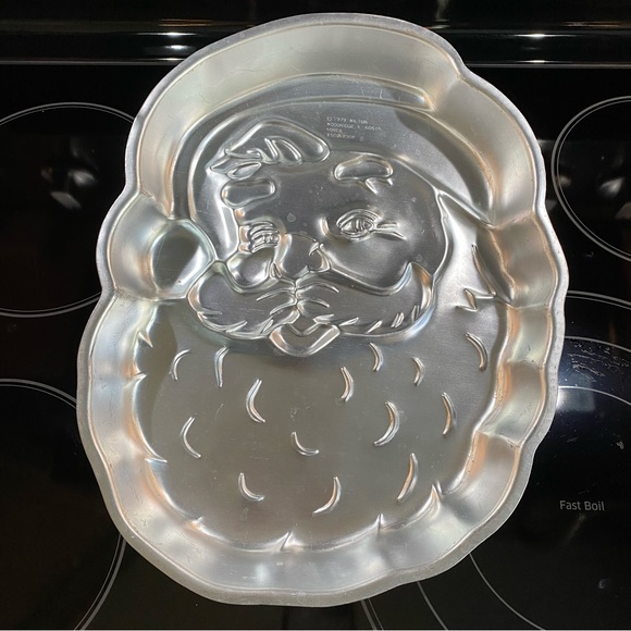 3 PANS: WILTON Petite Christmas Tree & Bite-size Gingerbread Boy & Santa Cake - Picture 2 of 10